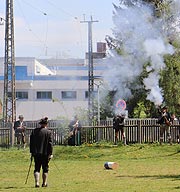 Böllerschützen beim Maibaum aufstellen am 01.05.2019 im Augustiner Schützengarten in München-Obersendling (©Foto: Martin Schmitz)